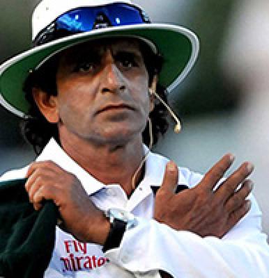 Pakistani umpire Asad Rauf banned for five years | पाकिस्तानी पंच असद रौफ यांच्यावर पाच वर्षांसाठी बंदी Pakistani umpire Asad Rauf banned for five years | पाकिस्तानी पंच असद रौफ यांच्यावर पाच वर्षांसाठी बंदी