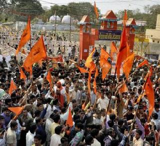 Pooja of Vasant Pantami in the mini Ayodhya continues peacefully | मिनी अयोध्येमध्ये वसंतपंतमीची पूजा शांततेत सुरू Pooja of Vasant Pantami in the mini Ayodhya continues peacefully | मिनी अयोध्येमध्ये वसंतपंतमीची पूजा शांततेत सुरू