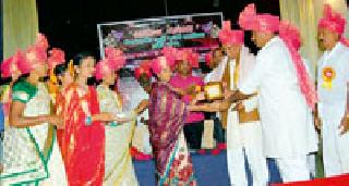 As soon as the 'ocean of my mother', the eyes become soaked | ‘आई मायेचा सागर’ म्हणताच पाणावले डोळे