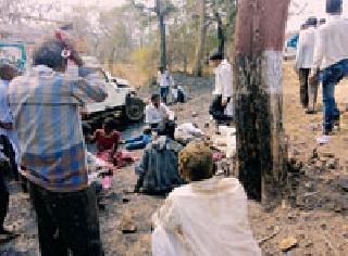 2 killed in accident; 15 injured | अपघातात २ ठार; १५ जखमी
