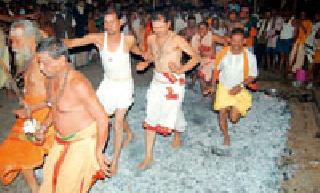 Thousands of devotees walk through fire | हजारो भाविक अग्निकुंडातून चालले