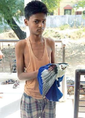 He brought the school's samskaras in his eyes | शाळेतील संस्कार त्याने आचरणात आणले