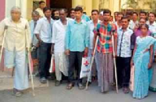 Crippled people on the Zilla Parishad | अपंगांची जिल्हा परिषदेवर धडक