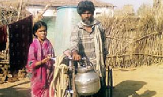 A disabled couple's public service | अपंग दाम्पत्याची लोकसेवा