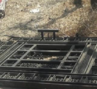 Two school children are killed in an iron gate in Parbhani | परभणीमध्ये लोखंडी गेट अंगावर पडून दोन शाळकरी मुले ठार