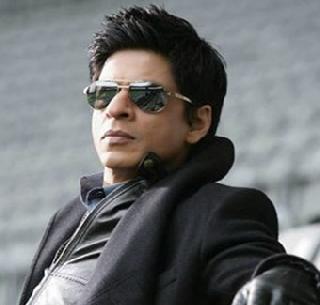 In Ahmedabad, Shahrukh's car rammed into a car | अहमदाबादमध्ये शाहरुखची गाडी फोडली In Ahmedabad, Shahrukh's car rammed into a car | अहमदाबादमध्ये शाहरुखची गाडी फोडली