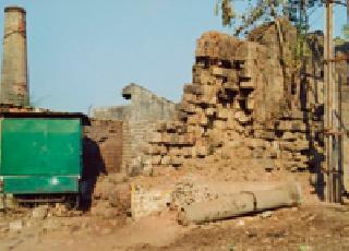 Historical glory destroyed due to encroachment | अतिक्रमणामुळे नष्ट होतेय ऐतिहासिक वैभव Historical glory destroyed due to encroachment | अतिक्रमणामुळे नष्ट होतेय ऐतिहासिक वैभव