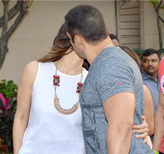 Salman's Ax Girlfriend Sangeeta Bijalani Kiss | सलमानचा एक्स गर्लफ्रेंड संगीता बिजलानीला किस Salman's Ax Girlfriend Sangeeta Bijalani Kiss | सलमानचा एक्स गर्लफ्रेंड संगीता बिजलानीला किस