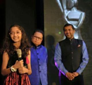 Indian girl bet on Canada show | कॅनडातील शो मध्ये भारतीय मुलीची बाजी Indian girl bet on Canada show | कॅनडातील शो मध्ये भारतीय मुलीची बाजी