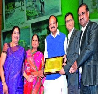 Awards to the city are pleasurable | शहराला पुरस्कार ही आनंददायी बाब