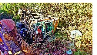 After losing control, due to the breakdown of the truck and in the truck river | नियंत्रण सुटल्याने कठडे तोडून ट्रक नदीत After losing control, due to the breakdown of the truck and in the truck river | नियंत्रण सुटल्याने कठडे तोडून ट्रक नदीत