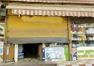 Four shops broke | चार दुकाने फोडली Four shops broke | चार दुकाने फोडली