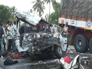 13 people die in Karnataka accident | कर्नाटकमधे अपघातात 13 जणांचा मृत्यू