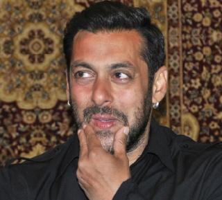 Supreme Court notice to Salman Khan | सलमान खानला सर्वोच्च न्यायालयाची नोटीस Supreme Court notice to Salman Khan | सलमान खानला सर्वोच्च न्यायालयाची नोटीस