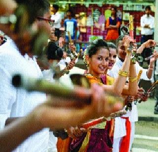 Thathanagiri with Dhamtashari Gajra | ढोलताशांच्या गजरासह नाट्यदिंडीने दुमदुमली ठाणेनगरी Thathanagiri with Dhamtashari Gajra | ढोलताशांच्या गजरासह नाट्यदिंडीने दुमदुमली ठाणेनगरी