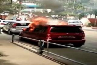 Ulhasnagar Municipality tried to burn the Deputy People alive | उल्हासनगर पालिका उपायुक्तांना जिवंत जाळण्याचा प्रयत्न Ulhasnagar Municipality tried to burn the Deputy People alive | उल्हासनगर पालिका उपायुक्तांना जिवंत जाळण्याचा प्रयत्न