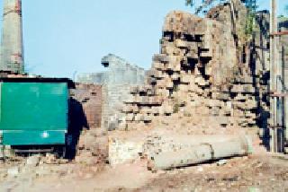 Atikraman reached the police station in the police station | ऐतिहासिक परकोटावरील अतिक्रमण पोहोचले पोलीस ठाण्यात Atikraman reached the police station in the police station | ऐतिहासिक परकोटावरील अतिक्रमण पोहोचले पोलीस ठाण्यात