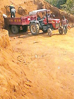 Use of Murmu on the farm for the farmland | शेततळ्याच्या पाळीवरील मुरुमाचा रस्त्यासाठी वापर