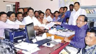 Request for encroachment holders SDO | अतिक्रमण धारकांचे एसडीओंना निवेदन