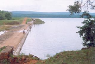 Due to the payment of the bills, the work of the Horse Sub-work stopped | देयके अदा होत नसल्याने घोडाझरी उपकालव्याचे काम बंद Due to the payment of the bills, the work of the Horse Sub-work stopped | देयके अदा होत नसल्याने घोडाझरी उपकालव्याचे काम बंद