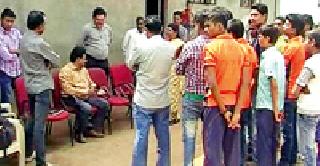 The food contractor stops the students | भोजन कंत्राटदाराने विद्यार्थ्यांना डांबले