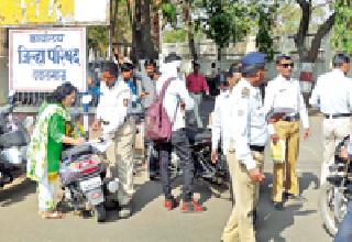 District Cemetery, Zilla Parishad's Police Base | जिल्हा कचेरी, जिल्हा परिषदेत पोलिसांचा तळ