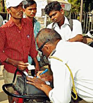 Helmets give bullets to the helmets, avoid them | हेल्मेटधारकांना गुलाबपुष्प, टाळणाऱ्यांना दिली चलान