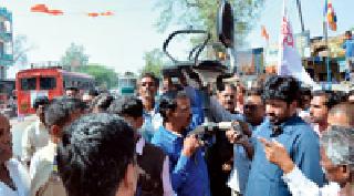 The bank manager's chair was seized until the benefit was received | लाभ मिळेपर्यंत बँक व्यवस्थापकाची खुर्ची जप्त The bank manager's chair was seized until the benefit was received | लाभ मिळेपर्यंत बँक व्यवस्थापकाची खुर्ची जप्त