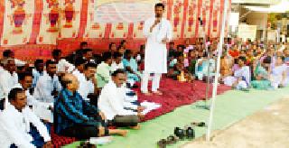 Tactless Chancellor | तंटामुक्त अध्यक्षांचे धरणे