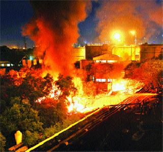 Firefighting team to be 'martial' | अग्निशामक दलाचा गुरुवार ठरला ‘युद्धाचा’ Firefighting team to be 'martial' | अग्निशामक दलाचा गुरुवार ठरला ‘युद्धाचा’