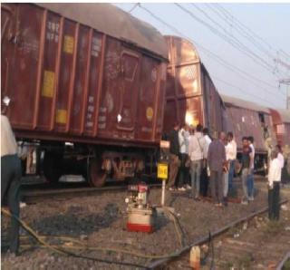 Nagpur-Mumbai traffic jam, due to the collapse of the coaches in Bhusaval Yard | भुसावळ यार्डात मालगाडीचे डबे घसरल्याने नागपूर-मुंबई वाहतूक ठप्प Nagpur-Mumbai traffic jam, due to the collapse of the coaches in Bhusaval Yard | भुसावळ यार्डात मालगाडीचे डबे घसरल्याने नागपूर-मुंबई वाहतूक ठप्प