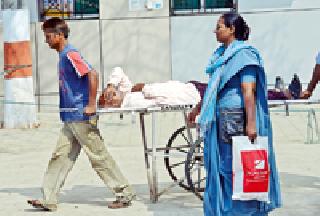 Treatment after the screw of the stretcher | स्ट्रेचरच्या धक्क्यानंतरच उपचार Treatment after the screw of the stretcher | स्ट्रेचरच्या धक्क्यानंतरच उपचार