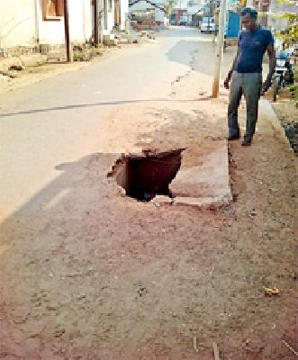 Invitation to Accident due to Water Leaves | पाणी सोडण्याच्या टाक्यामुळे अपघाताला निमंत्रण Invitation to Accident due to Water Leaves | पाणी सोडण्याच्या टाक्यामुळे अपघाताला निमंत्रण