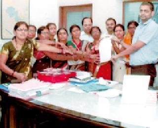 Women's power lies in the bottle of alcohol | महिलाशक्तीने केली दारुची बाटली आडवी