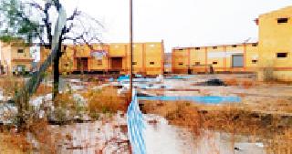 The roof topped the warehouse, destroyed the crop | वेअरहाऊसवरील छत उडाले, पीक उद्ध्वस्त