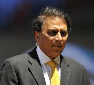 Mrinal took dinner with Sunil Gavaskar | सुनील गावसकर यांच्यासोेबत मृणालने घेतले डिनर Mrinal took dinner with Sunil Gavaskar | सुनील गावसकर यांच्यासोेबत मृणालने घेतले डिनर