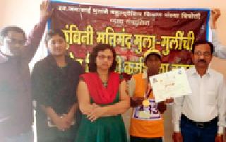 Top of your mindset student in Divyaung competition | दिव्यांग स्पर्धेत तुमसरची मतिमंद विद्यार्थिनी अव्वल