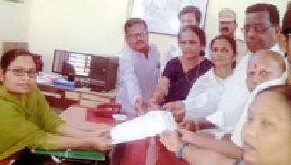 For the fulfillment of demands, the tribals should take responsibility in Ballarpur | मागण्यांच्या पूर्ततेसाठी बल्लारपुरात आदिवासींची धरणे