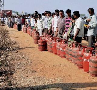 2000 crores for LPG connections to the poor, making each kitchen smoke free | प्रत्येक स्वयंपाकघर धूरमुक्त करणार, गरीबांना LPG कनेक्शनसाठी 2000 कोटींची तरतूद 2000 crores for LPG connections to the poor, making each kitchen smoke free | प्रत्येक स्वयंपाकघर धूरमुक्त करणार, गरीबांना LPG कनेक्शनसाठी 2000 कोटींची तरतूद
