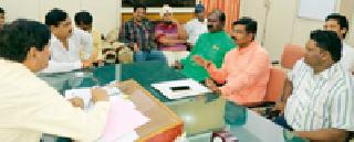 To solve the problem | समस्या सोडविण्यासाठी मुख्याधिकाऱ्यांना घेराव