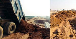 Illegal quarrying for the construction of the Telangana Seamalgaon Godavari bridge | तेलंगणा सीमेलगत गोदावरीच्या पूल बांधकामासाठी अवैध उत्खनन Illegal quarrying for the construction of the Telangana Seamalgaon Godavari bridge | तेलंगणा सीमेलगत गोदावरीच्या पूल बांधकामासाठी अवैध उत्खनन