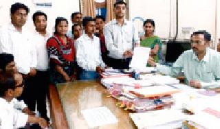 Computer teacher unemployment near the threshold | संगणक शिक्षक बेरोजगारीच्या उंबरठ्यावर Computer teacher unemployment near the threshold | संगणक शिक्षक बेरोजगारीच्या उंबरठ्यावर