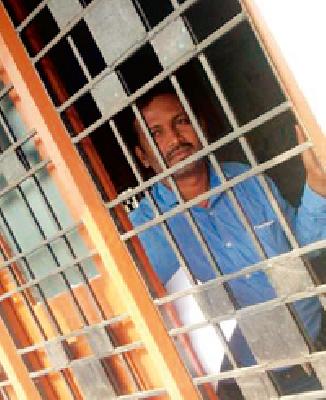 Legislature Congress corporator took away the ruling Congress party | आर्णीत सत्ताधारी काँग्रेस नगरसेवकाने घेतले कोंडून