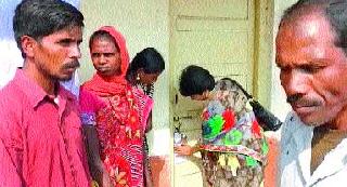 Locks locked at the cheapest grain store | स्वस्त धान्य दुकानाला ठोकले कुलूप Locks locked at the cheapest grain store | स्वस्त धान्य दुकानाला ठोकले कुलूप