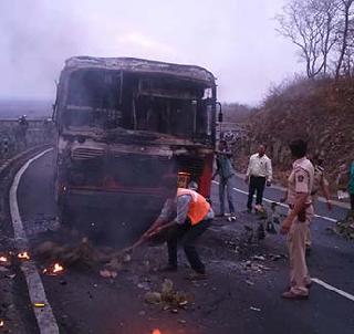 Bus burning in the fire, 50 passengers escaped | आगीमध्ये बस जळून खाक, ५० प्रवासी बचावले Bus burning in the fire, 50 passengers escaped | आगीमध्ये बस जळून खाक, ५० प्रवासी बचावले