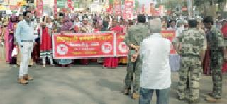 Union Government's protest from the Anganwadi workers | अंगणवाडी कर्मचाऱ्यांकडून केंद्र शासनाचा निषेध