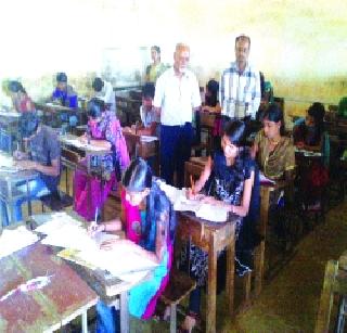 10th standard exams begin smoothly | दहावीच्या परीक्षा सुरळीत सुरू