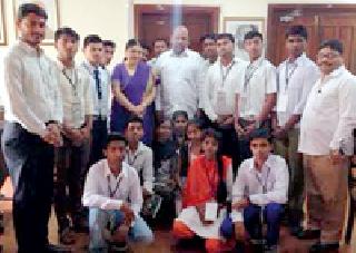 14 budding students of Prime Minister's meeting | १४ होतकरू विद्यार्थी पंतप्रधानांच्या भेटीला 14 budding students of Prime Minister's meeting | १४ होतकरू विद्यार्थी पंतप्रधानांच्या भेटीला