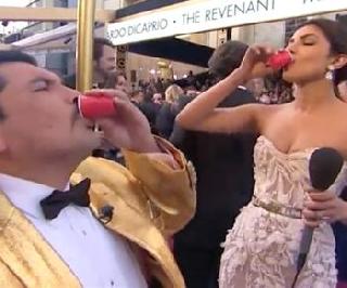 Before shooting Oscar, Priyanka Chopran killed a shot shot | ऑस्कर अवॉर्ड प्रेझेंट करण्यापूर्वी प्रियांका चोप्रानं मारला तकिलाचा शॉट Before shooting Oscar, Priyanka Chopran killed a shot shot | ऑस्कर अवॉर्ड प्रेझेंट करण्यापूर्वी प्रियांका चोप्रानं मारला तकिलाचा शॉट