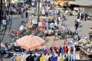 The market of 'encroachment' in front of the municipality | नगरवाचनालयासमोर ‘अतिक्रमणा’चा बाजार The market of 'encroachment' in front of the municipality | नगरवाचनालयासमोर ‘अतिक्रमणा’चा बाजार